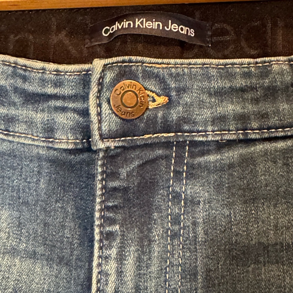 Calvin Klein Jeans Women's Medium Blue Denim Cuffed Shorts - Picture 5 of 11